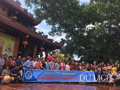 Đoàn chụp ảnh lưu niệm tại chùa Từ Vân, huyện Vũ Thư, tỉnh Thái Bình